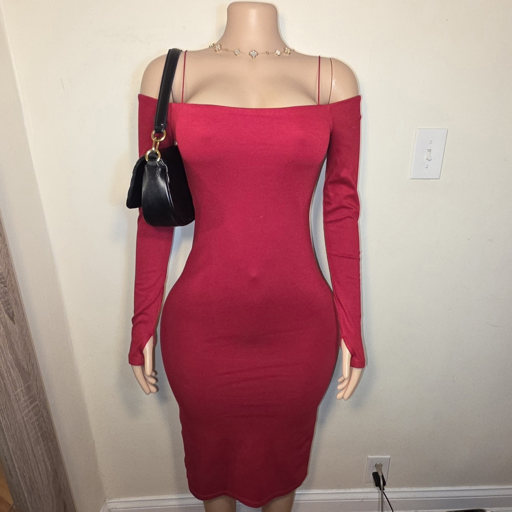 ☆Alice + Olivia Off-Shoulder Long Sleeve Dress in Red☆